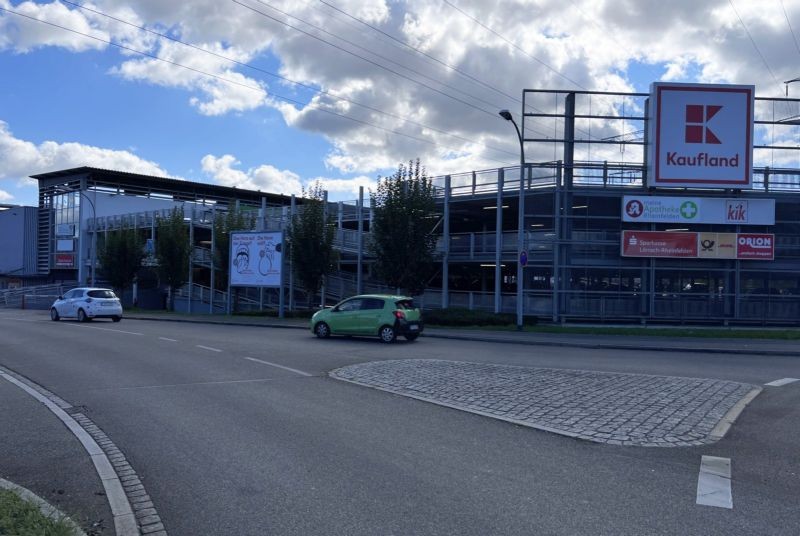 Großfeldstr. 2 /Kaufland/neb. Einfahrt (PH)