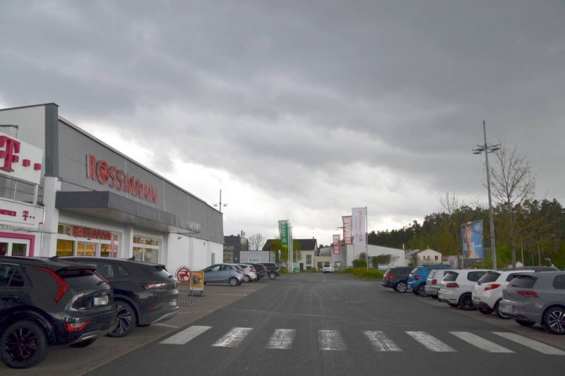 Wendelsteiner Str. 3 /Rewe/Einfahrt (Sicht Drogerie)