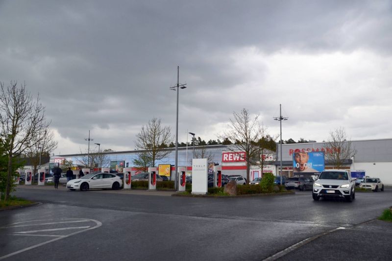 Wendelsteiner Str. 3 /Rewe/Einfahrt (Sicht McDonald's)