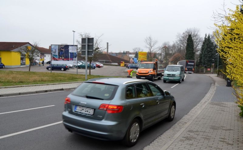 Colditzer Str. 8/B 7 /Netto/lks vom Eingang (Sicht Kreuzung)