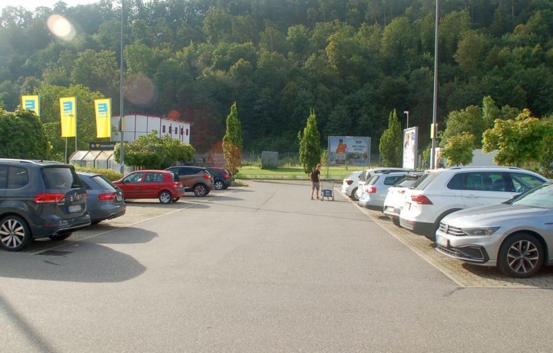 Bahnhofstr. 60 /Edeka/neb. Einfahrt (Sicht Markt)