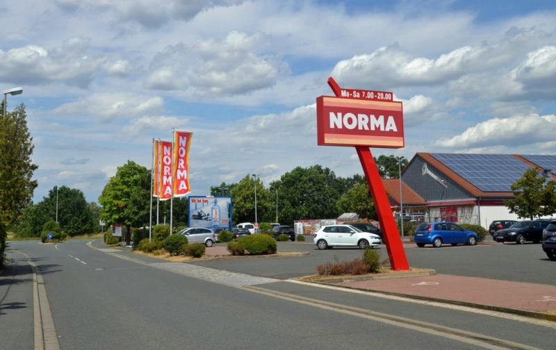 Böhmerwaldstr. 22/neb. Norma/Einf/Sicht Markt -quer zur Str