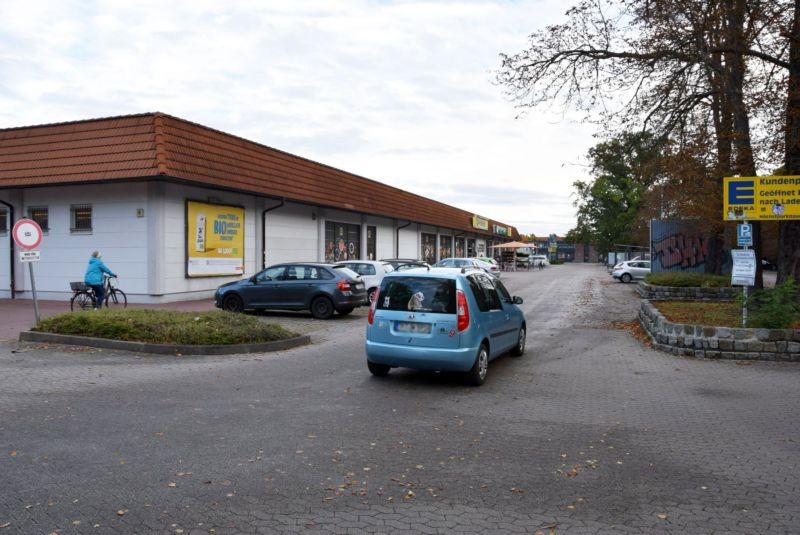 Neue Beelitzer Str. 19 /Edeka/lks vom Eingang (Wand)