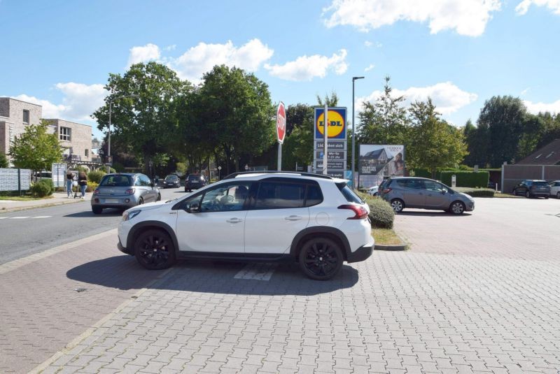 Gauensieker Str. 47 /Lidl + Rewe/Einfahrt (quer zur Str)