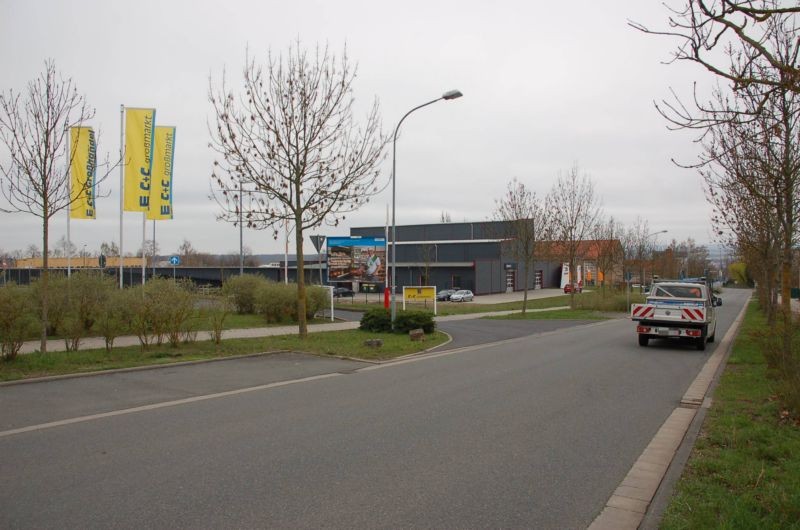 Industriestr. 24 /Edeka C&C/Einfahrt (quer zur Str)