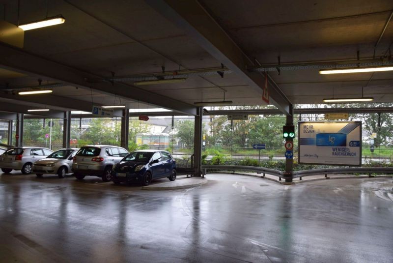 Robert-Bosch-Str. 15/P+R-Parkhaus/Auffahrt (lks)