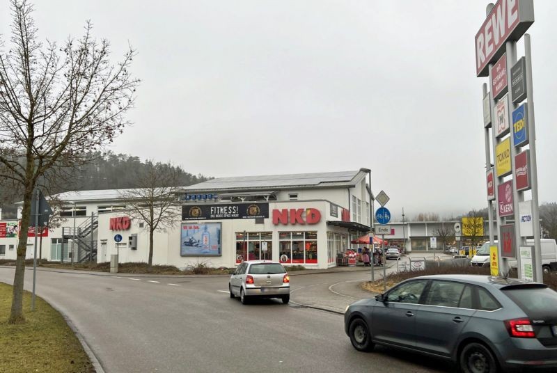 Württemberger Str. 4 /Rewe/Einfahrt/bei NKD (quer zur Str)