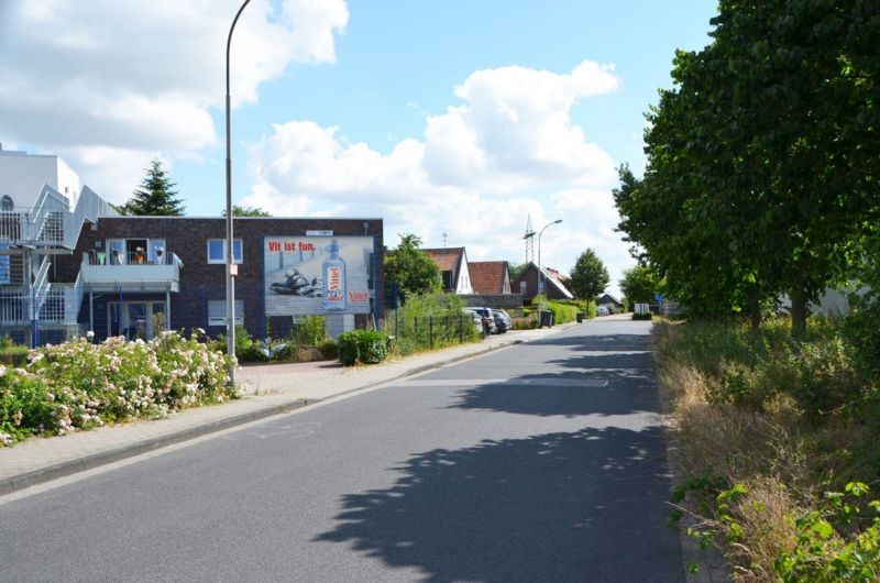 Kenger Weg 11/Zufahrt Edeka/Otto-Hahn-Str (quer)