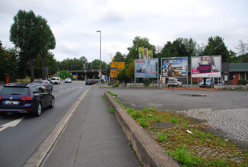 Kronacher Str. 16/Reichelstr/nh.McDonald's (quer zur Kreuz.)