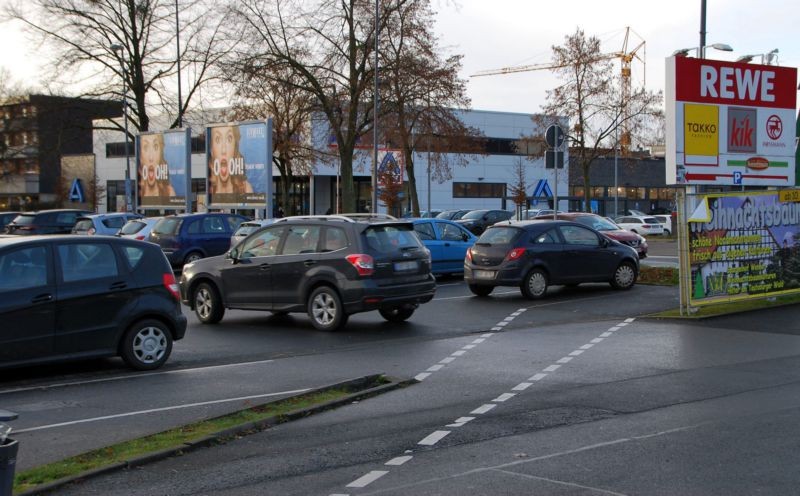 Ahlener Str. 132 /Rewe/lks von Einfahrt (Sicht Markt)