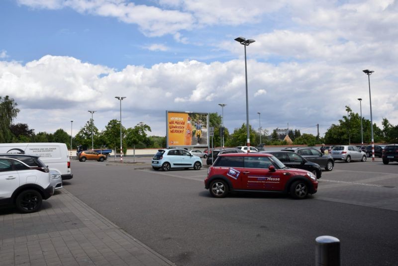 Bernhardstr /Kaufland/geg. Eingang/Sicht Eingang (rts)