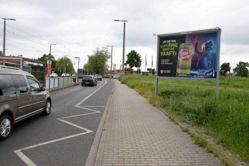 Delitzscher Str/nh. Nathusiusstr/bei Bus-Hts/quer (lks)