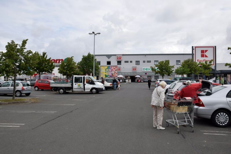 Hecklinger Str. 50 /Kaufland/Eingang/Sicht PP (rts)