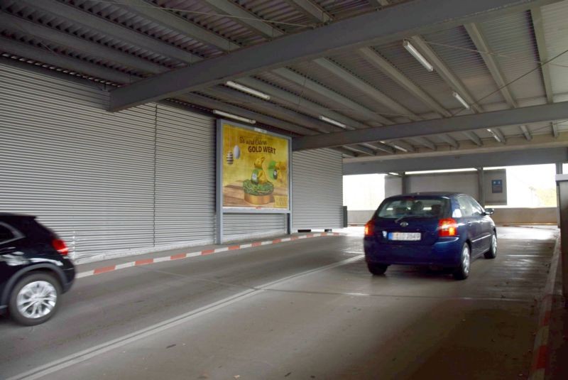 Schöneberger Str. 7 /Kaufland/Auffahrt Parkdeck (rts)