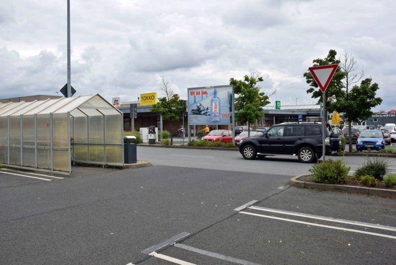 Lohmener Str /Kaufland/lks vom Eing/nh. Bus-Hts (Sicht Einf)