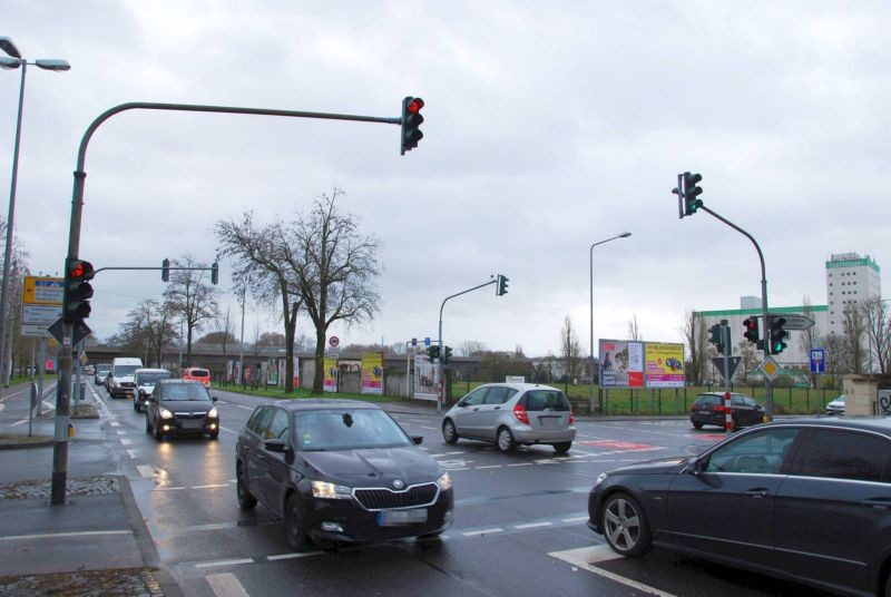 Hafenweg/Zufahrt Netto (quer zur Rheingaustr)