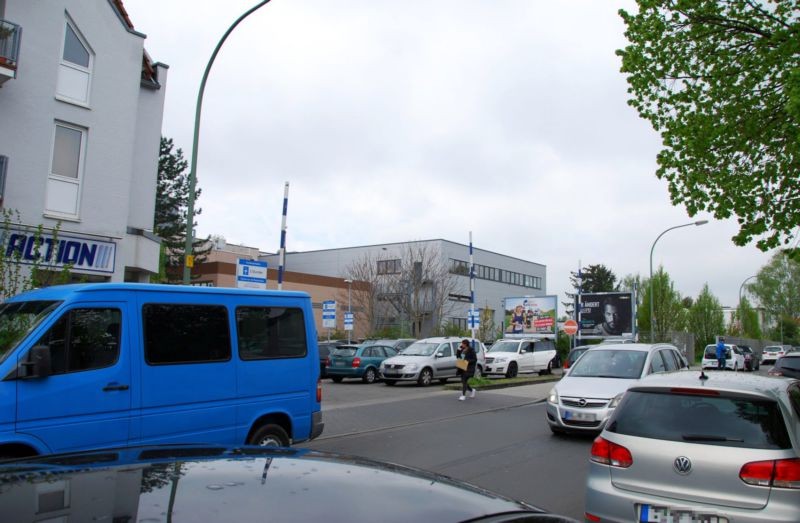 Heerstr. 54 /Action/neb. Einfahrt (quer zur Str)