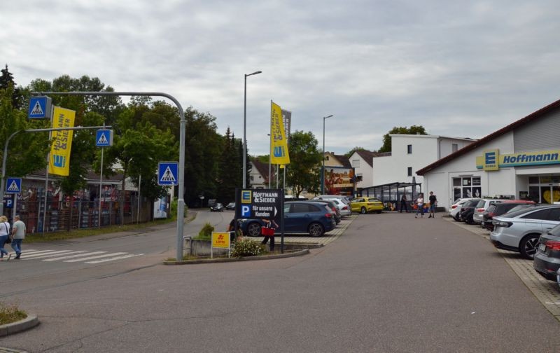 Sersheimer Str. 44 /Edeka/lks vom Eingang