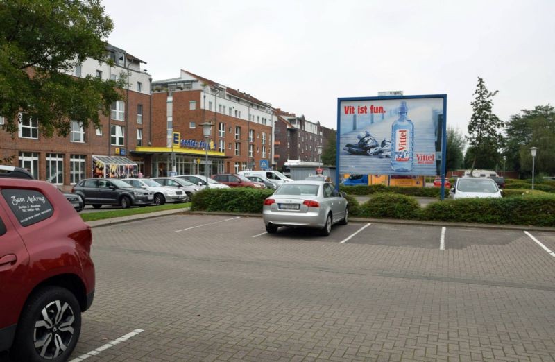 Fritz-Lau-Platz 3/E-center Frauen/neb. Ausfahrt (Sicht Ausf)