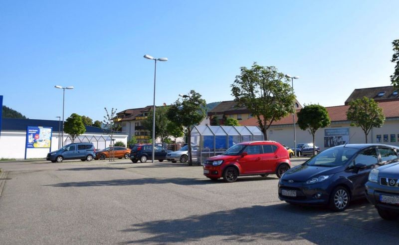 Hauptstr. 4 /Edeka/geg. Eingang/rts (Sicht Edeka)