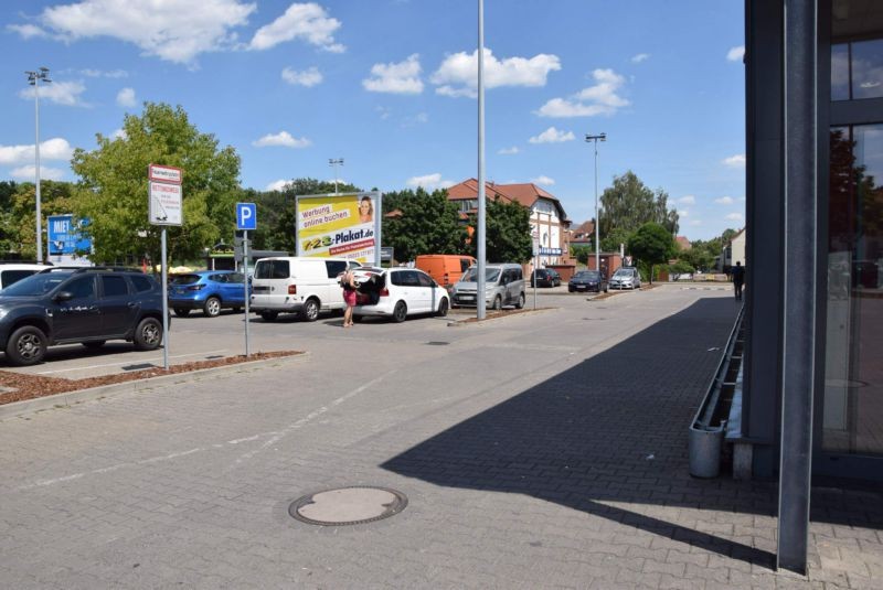 Karl-Marx-Str. 13 /Kaufland/geg. Eing/rts (Sicht Eingang)