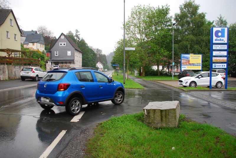 Christian-Müller-Str. 38 /Diska/geg. Einf (quer zur Str)