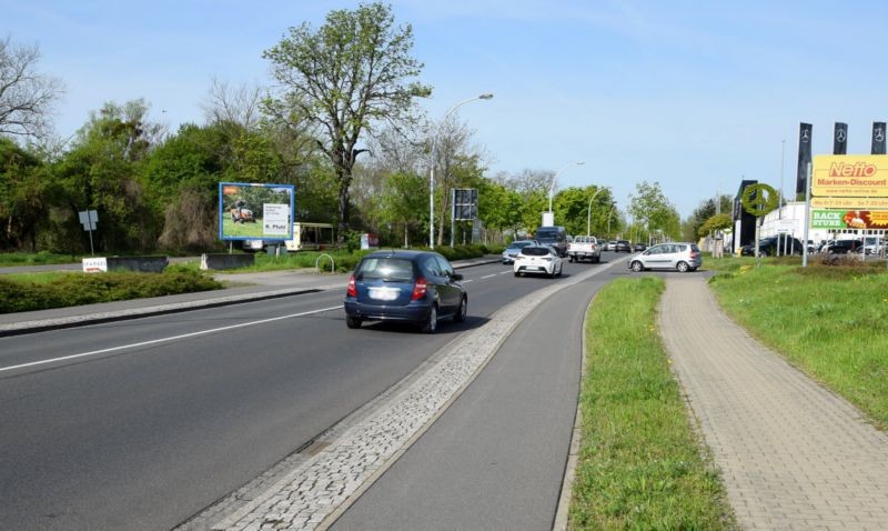 Dresdener Str/geg. Nr. 21/geg. Netto (quer zur B 187)