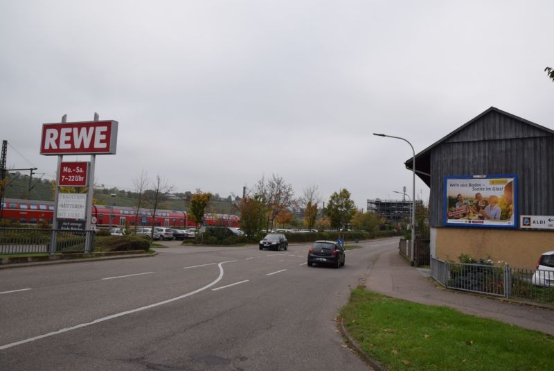 Bahnhofstr. 73/geg. Rewe (quer am Giebel)