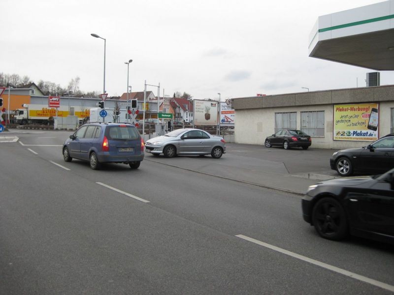 Biberacher Str. 8/Baywa-Tkst (parallel vor Kreisverkehr)