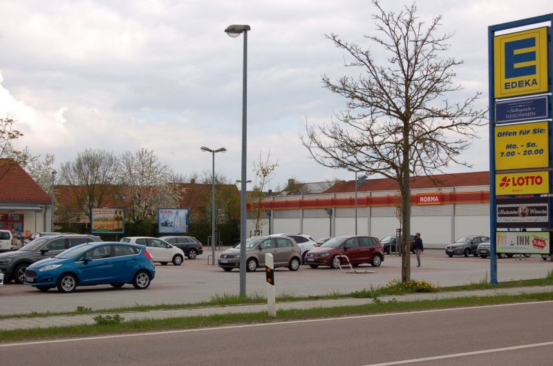 Regensburger Str. 77 /Edeka/geg. Einfahrt (Sto. lks)