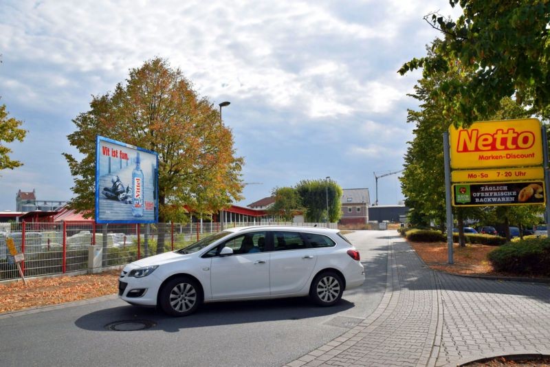 Bertha-von-Suttner-Str. 12/geg. Netto (Einfahrt)