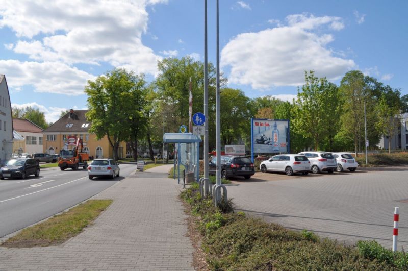 Oststr. 1 /Lidl/geg. Einfahrt/Sicht Einf (quer zur Str)