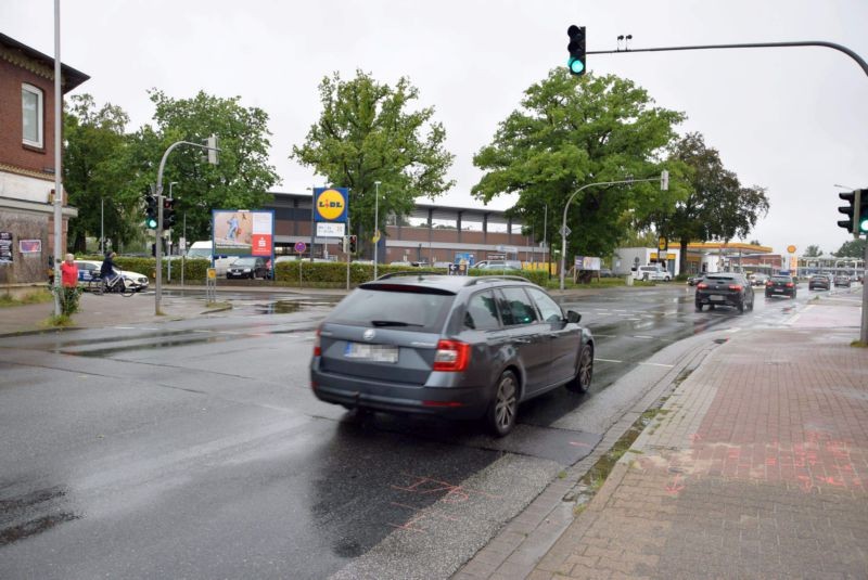 Bahnhofstr. 75 /Lidl/geg. Eingang/Sicht Str (quer zur Str)