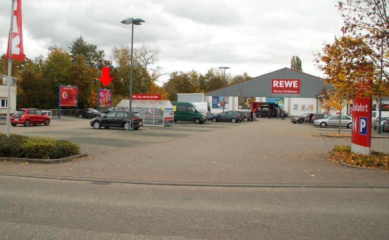 Hauptstr. 134 /Rewe/geg. Einfahrt (rts)