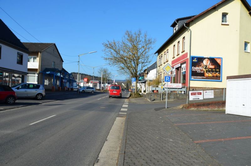 Rathausstr. 24/Zufahrt Rewe (quer zur B 256)