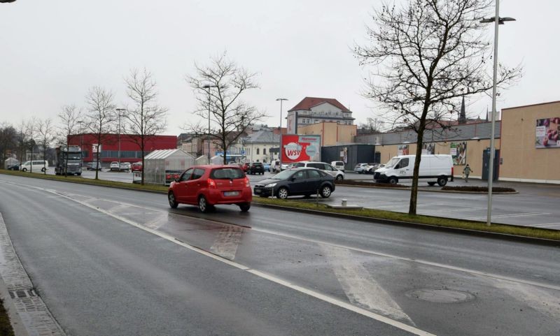 Saalfelder Str /Kaufland/nh. Eingang (quer zur B 281)