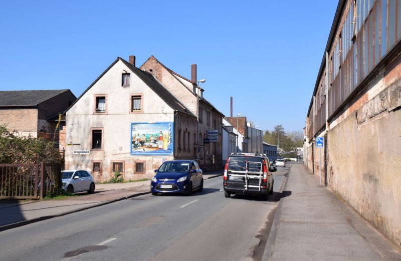 Pirmasenser Str. 114 (quer am Giebel)