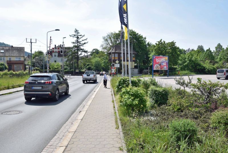 Eisfelder Str. 17 /Edeka/geg. Eingang/Bahnübergang