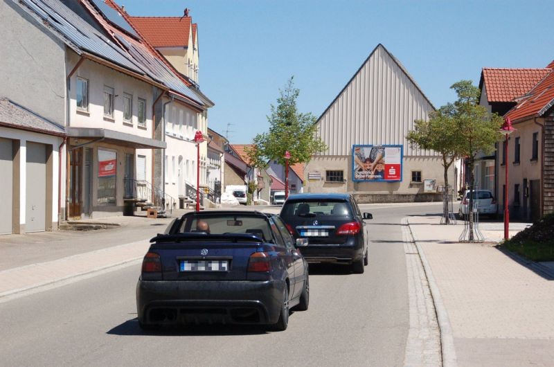 Hauptstr. 27/Ecke Friedhofstr (quer am Giebel)