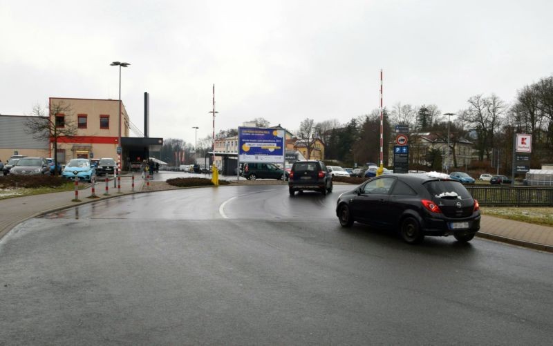 Saalfelder Str /Kaufland/Einf Bahnhofstr/lks/Sicht Einfahrt