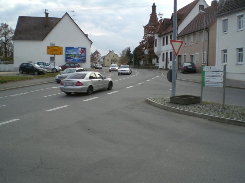 Schillerstr. 5 (quer am Giebel)