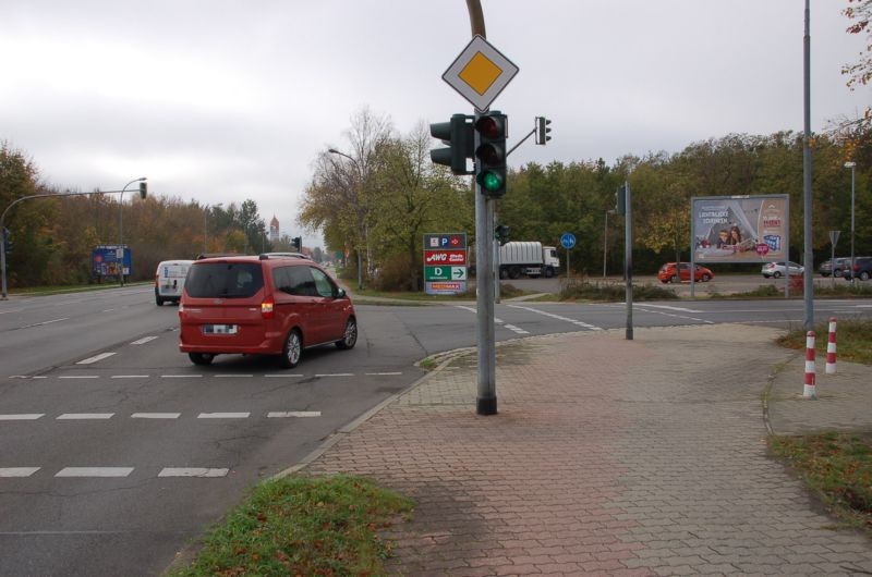 Briesker Str. 4 /Kaufland/Einfahrt (quer zur Kreuzung)