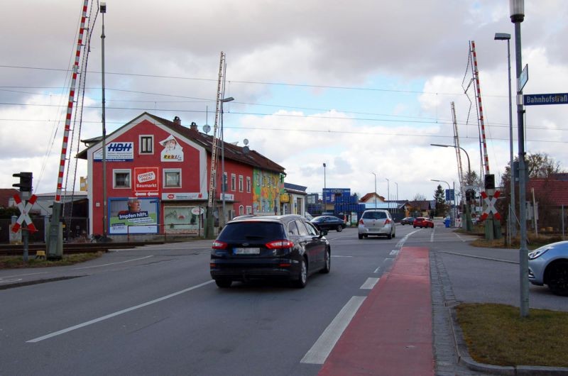 Straubinger Str. 45/Zufahrt Endres Getränke (quer am Giebel)