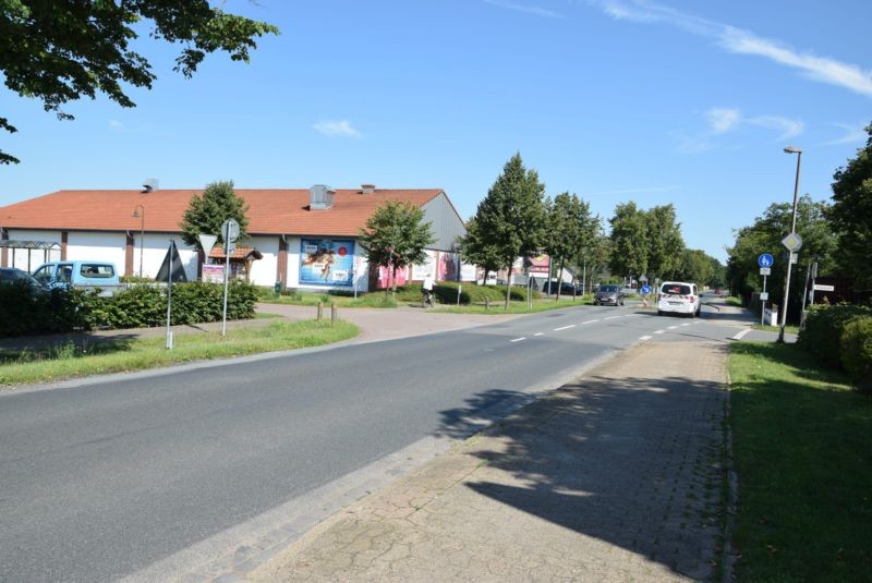 Im Nettelfelde 2 /Nah & Gut (quer zur Hannoversche Str)