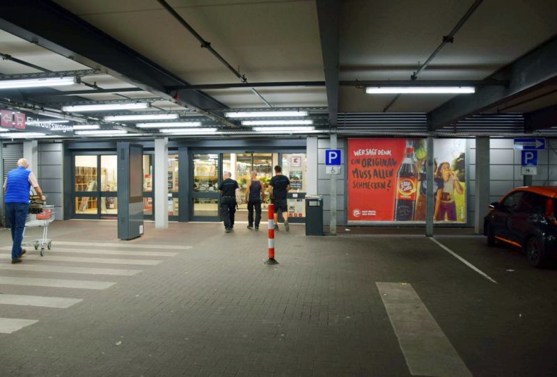 Bessemerstr. 57 /Kaufland/Parkhaus/neb. Eingang (lks)