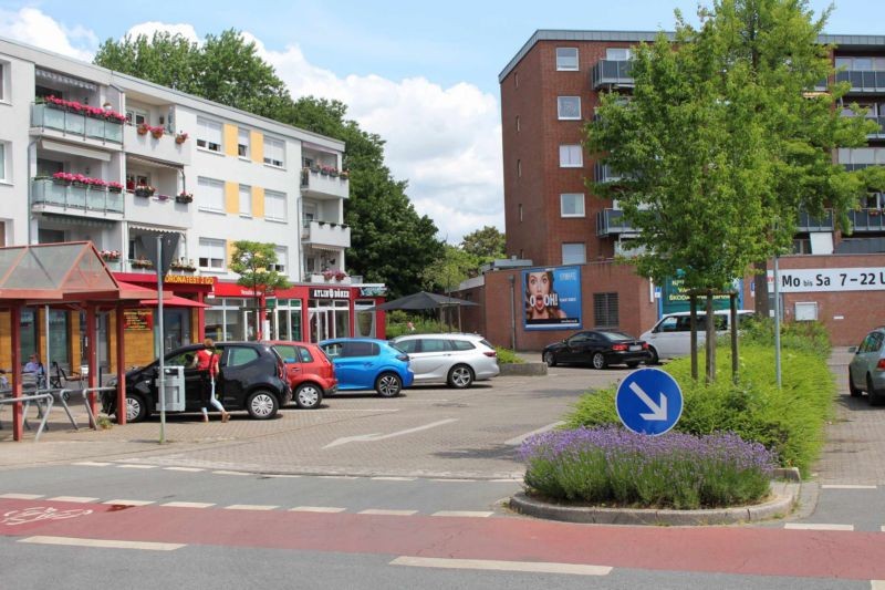 Marktplatz Feldmark 23-31 /Rewe/lks vom Eingang (lks)