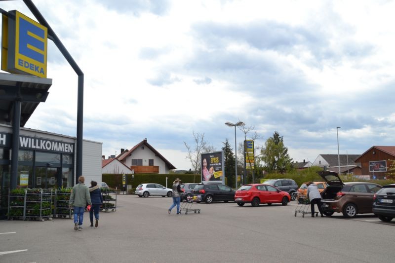 Neuburger Str. 1 /Edeka/neb. Eingang/Sicht Markt (lks)