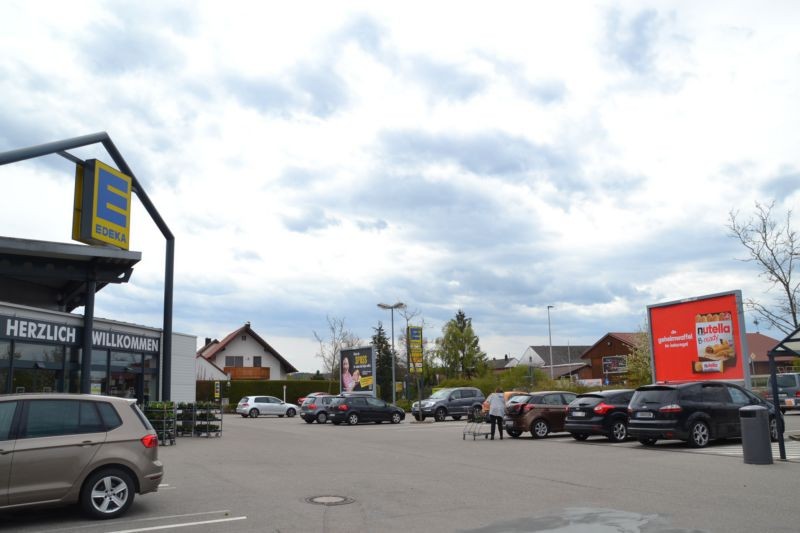 Neuburger Str. 1 /Edeka/neb. Eingang/Sicht Markt (rts)