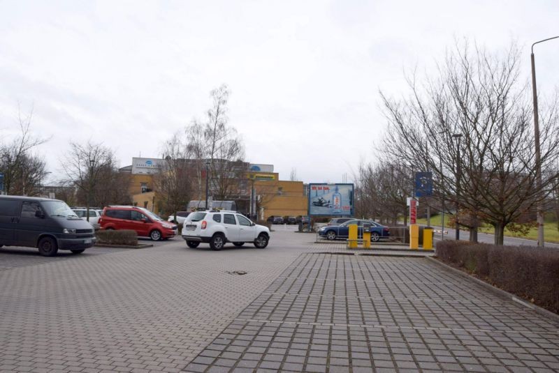 Rennbahnring 9 /Edeka/EKZ Saale-Center/neb. Einfahrt PP