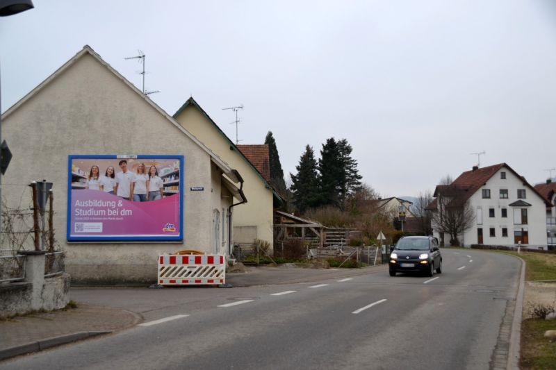 Engener Str. 28/Ecke Weiherstr (quer am Giebel)